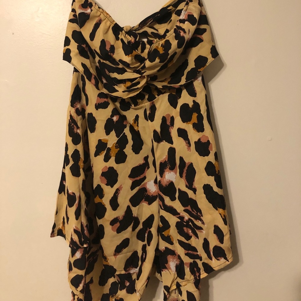 Strapless and backless leopard romper